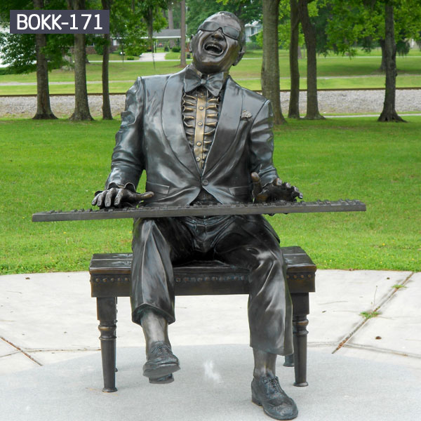 Outdoor garden bronze sculptures of plying music man for sale