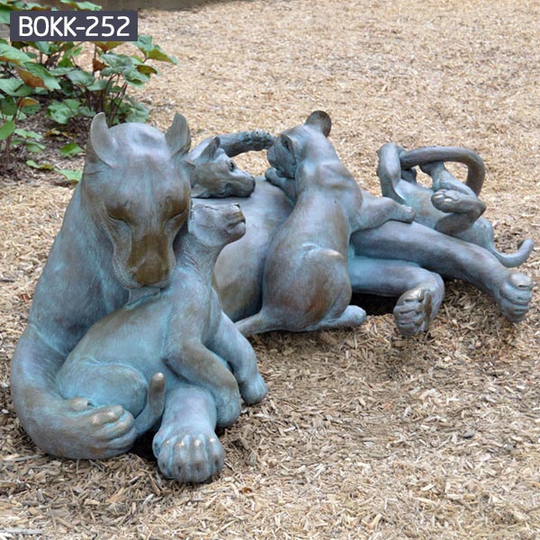 Outdoor garden ornaments antique sitting mother lion and cubs statues for sale