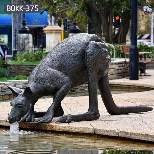 Large wildlife bronze outdoor animal sculpture in the side of the poolsLarge wildlife bronze outdoor animal sculpture in the side of the pools