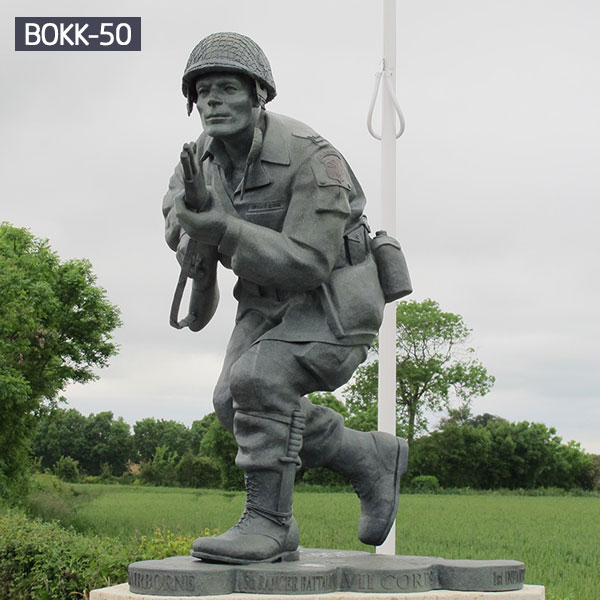 Patriotic bronze casting statues of solder hold gun memorials for sale